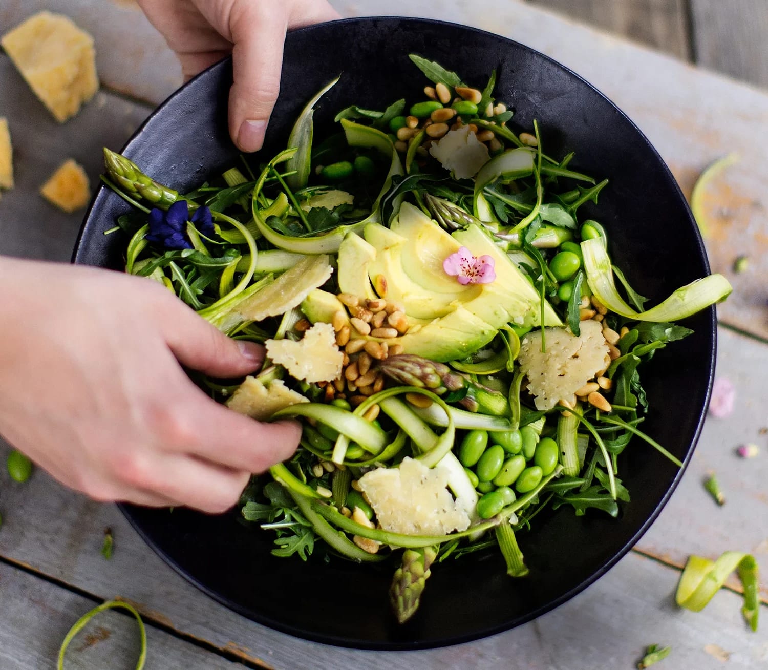 Avokadosallad med råhyvlad sparris och pinjenötter