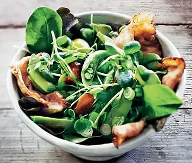 Avokadosallad med sidfläsk och tomatröra