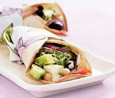 Avokadowrap med feta, kikärter och tahinidressing