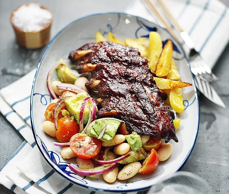 Baby back ribs med tomat- och bönsallad