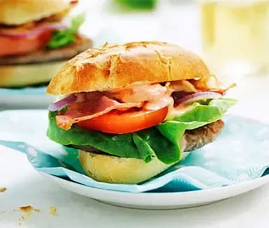 Baconburgare i baguette med paprikadipp