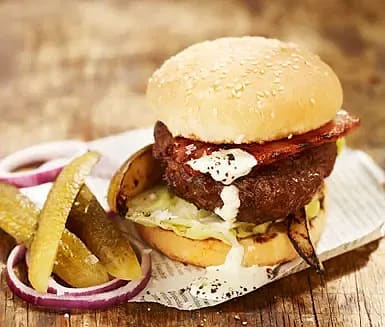 Baconburgare med blue cheesedressing och grillat päron