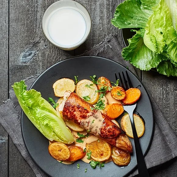 Baconlindad kalkon med rostade rotfrukter