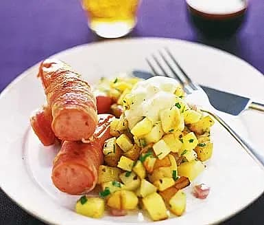 Baconlindad korv med potatis- och äppelfräs
