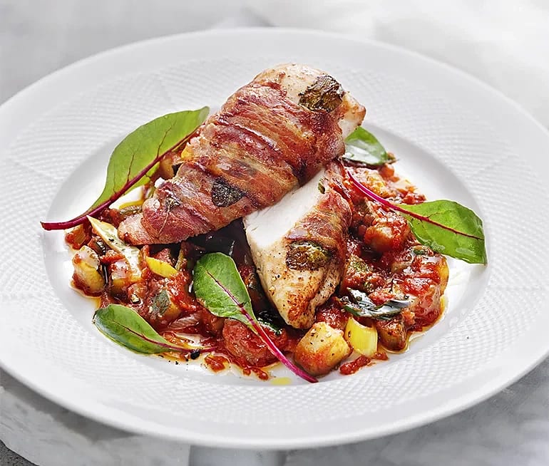 Baconlindad kyckling med italiensk tomatsås