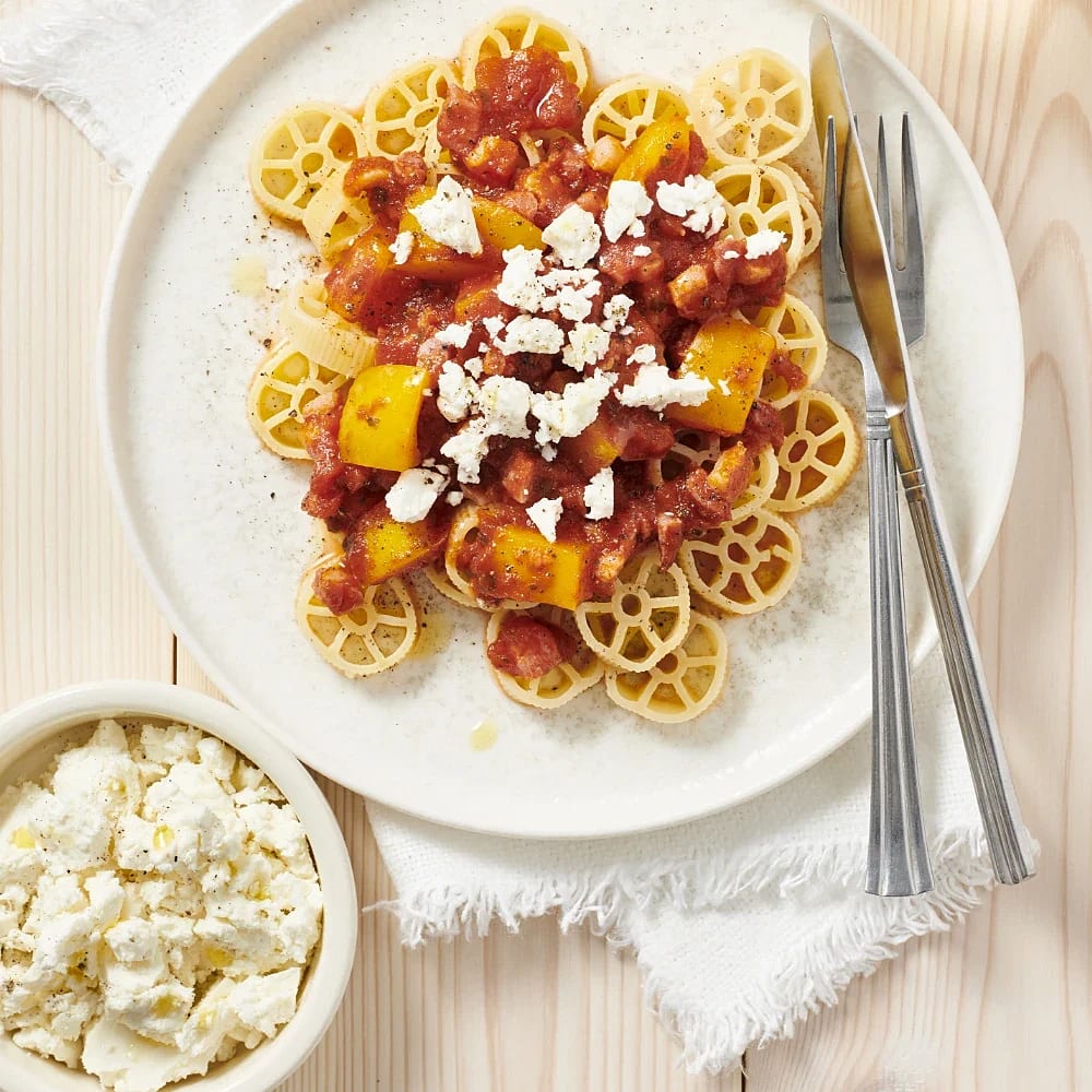 Baconpasta med tomat och smulad fetaost