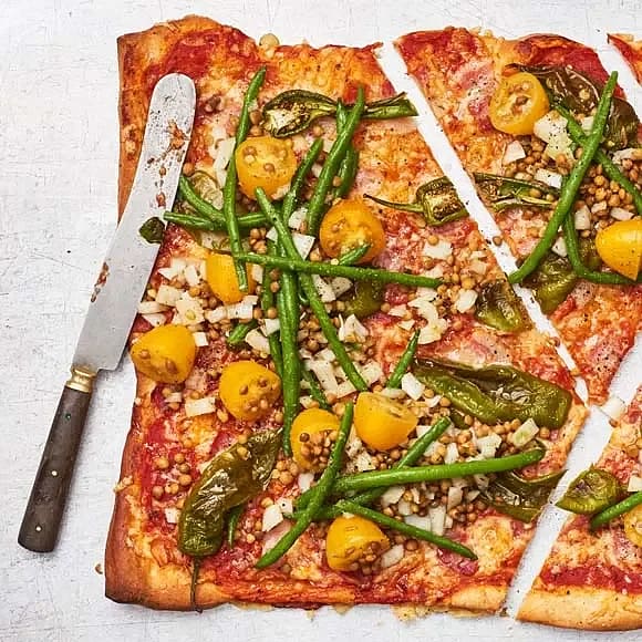 Baconpizza med tomat och haricot verts-sallad