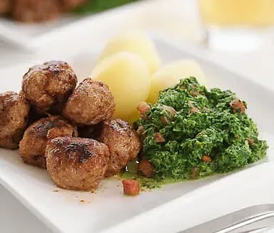 Baconstuvad grönkål med köttbullar