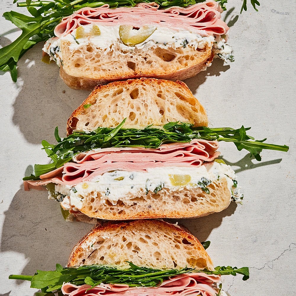 Baguette med mortadella, örtricotta, pecorino och rucola
