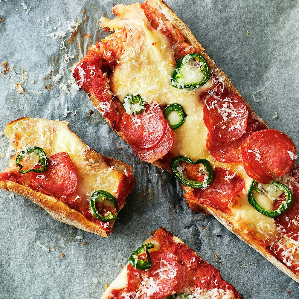 Baguettepizza med pepperoni och jalapeño