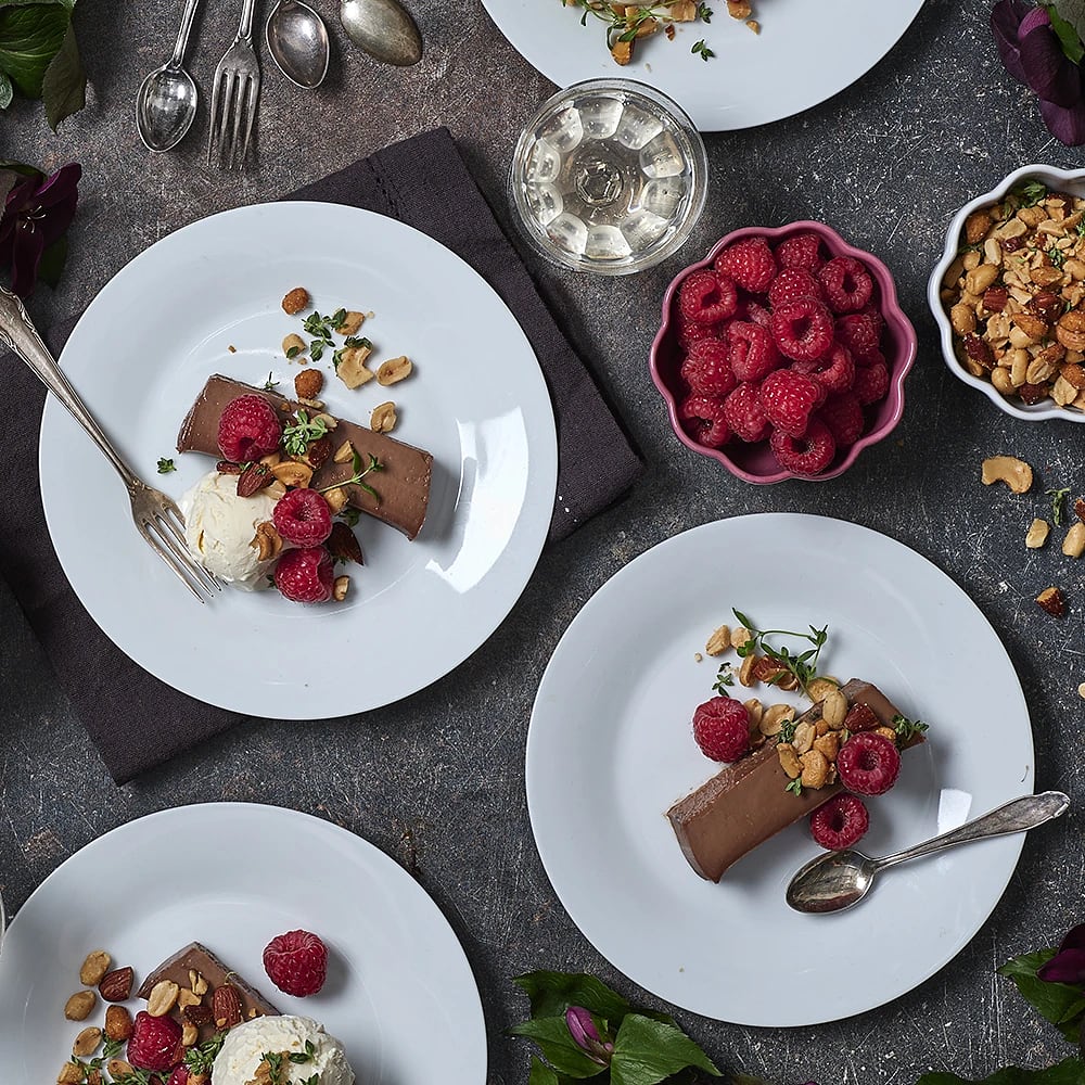 Bakad mjölkchoklad med nötkross och hallon