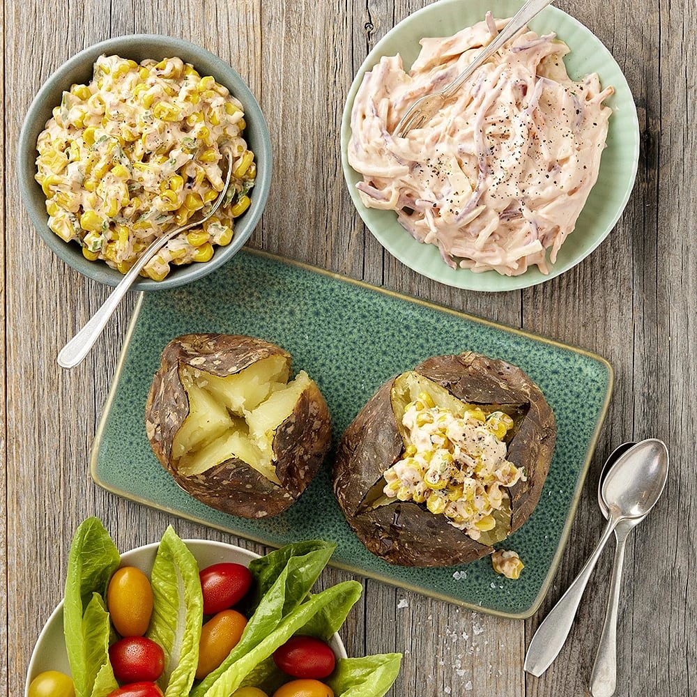 Bakad potatis med majsröra och coleslaw