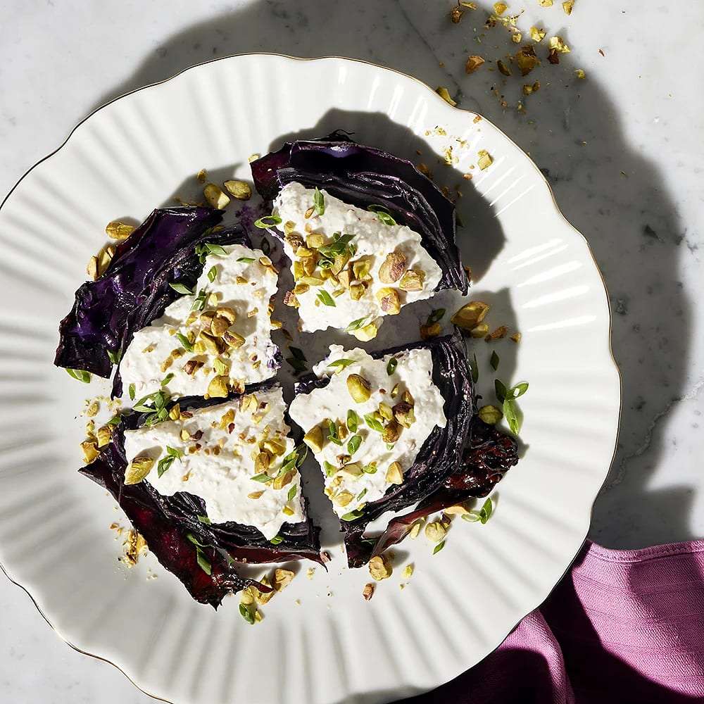 Bakad rödkål med chilikräm och pistagenötter