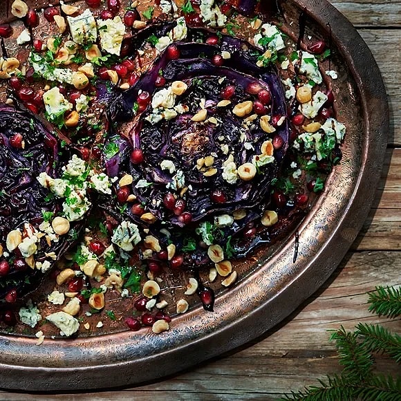 Bakad rödkål med granatäpple, ädelost och hasselnötter