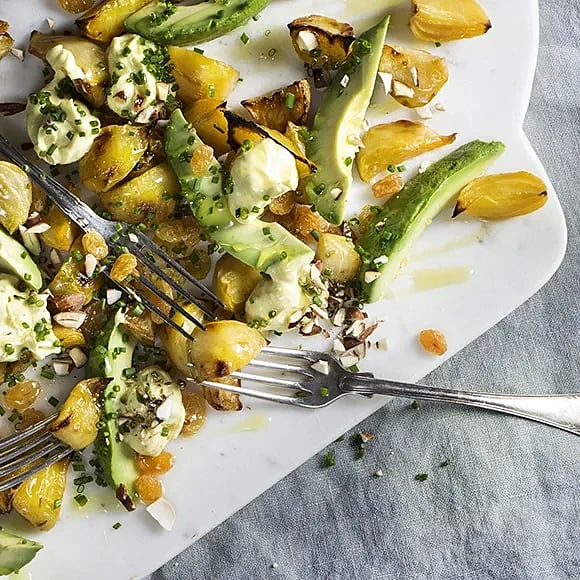 Bakade betor med avokado och kryddig vegansk majonnäs
