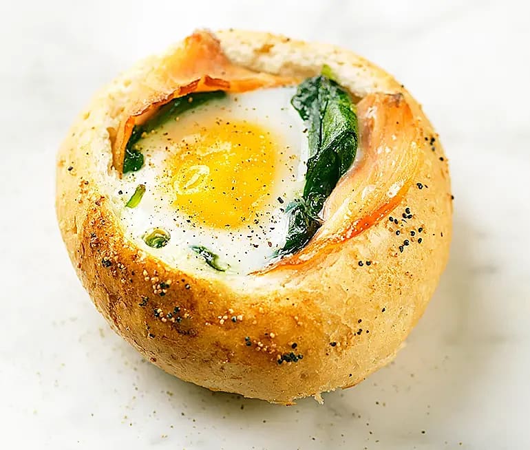 Bakat ägg med lax och spenat