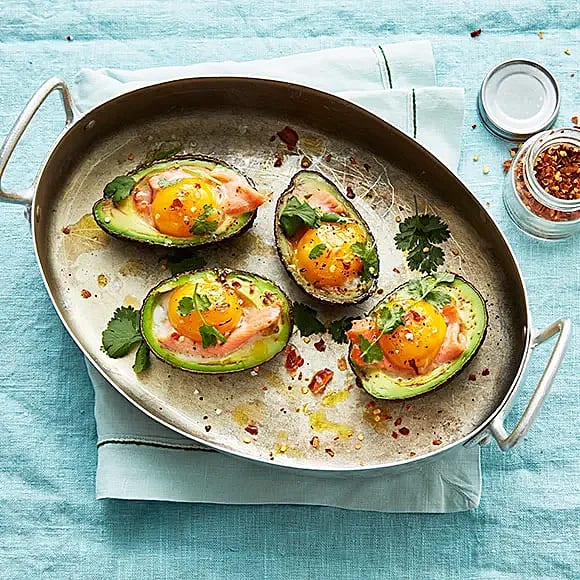Bakat avokadoägg med lax och chili