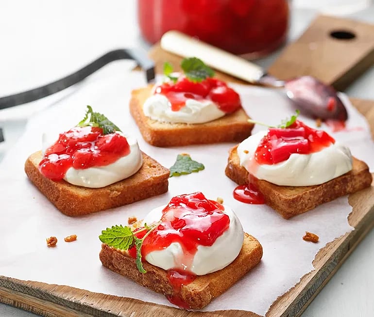 Bakelse med rabarber- och jordgubbssylt och vaniljcrème fraiche