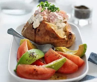 Bakpotatis med kryddig skinkröra