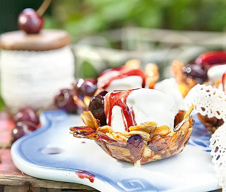 Balsamicokörsbär med glass i mandelkorg
