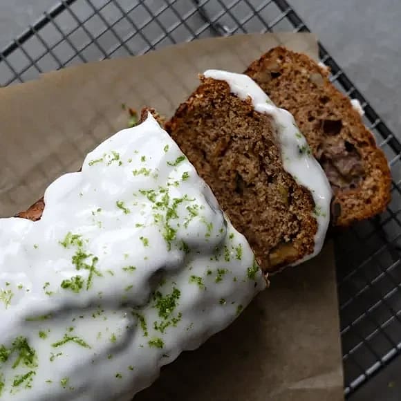 Banankaka med limeglasyr