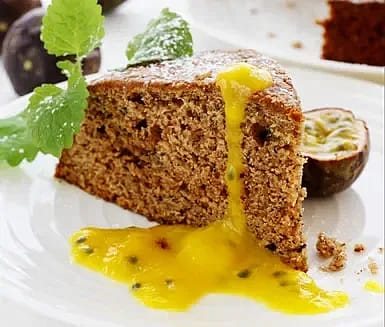 Banankaka med mango och passionssås