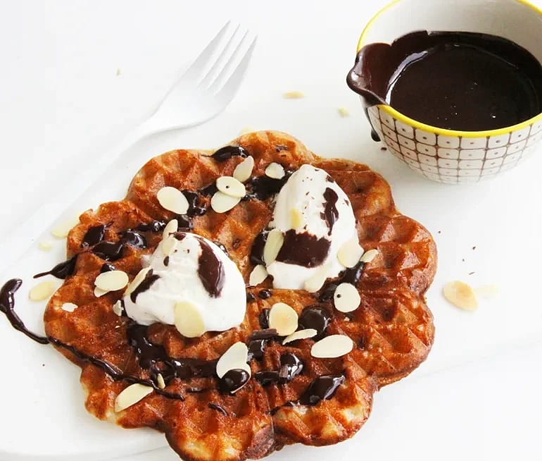 Bananvåfflor med chokladsås, vaniljglass och rostad mandel