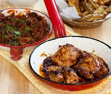 Barbequekyckling med potatisstavar och hot beans