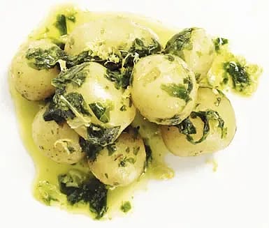 Basilikabakad färskpotatis med citron