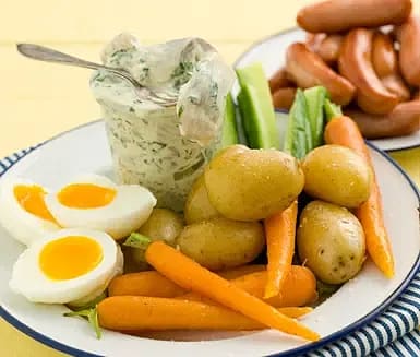 Basilikasill och prinskorv med ägg och färskpotatis