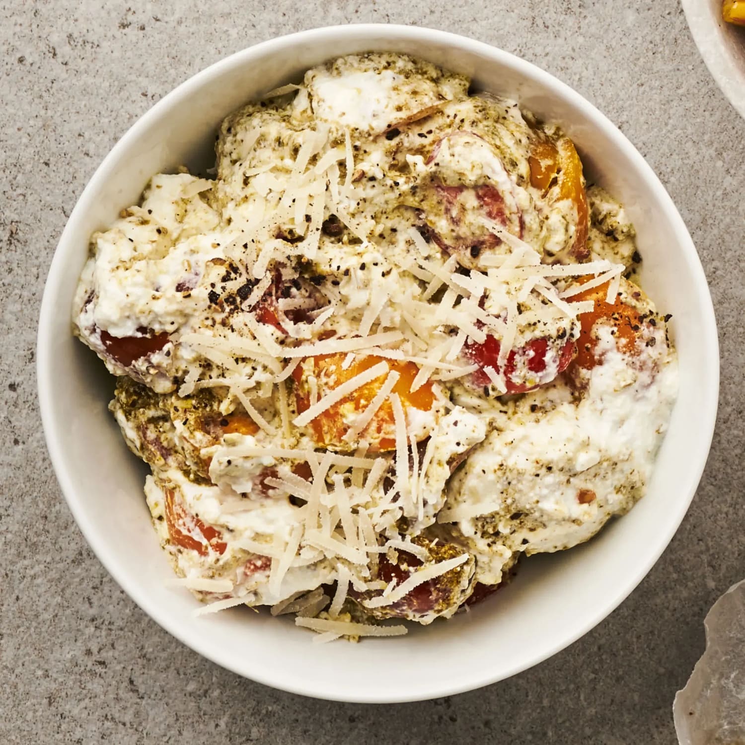 Basilikayoghurt med parmesan
