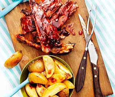 BBQ-revben med coleslaw och klyftpotatis
