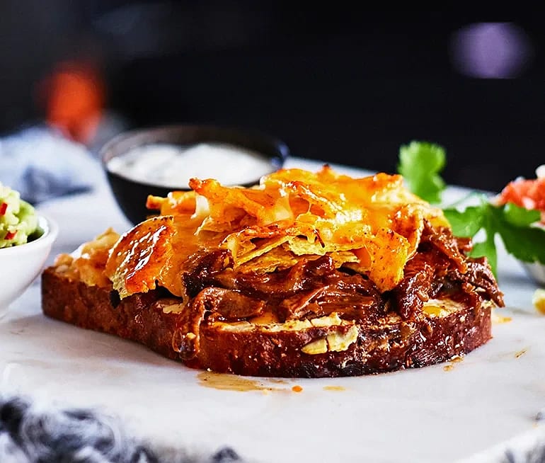 Beef chili sandwich med nachos, salsa och dip