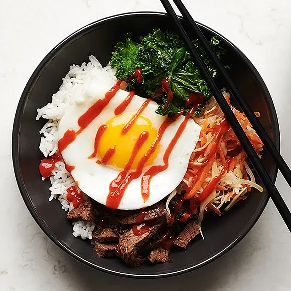 Bibimbap med ris, rostbiff och stekt ägg