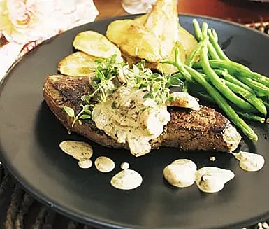 Biff med karljohancrème och rostade mandelpotatisskivor
