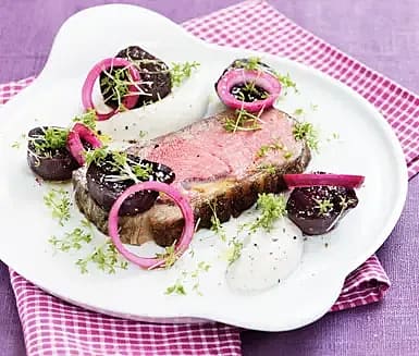 Biff med rotselleripuré, picklad rödlök och betor