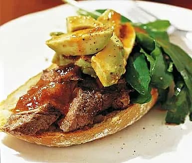 Biffmacka med avokado och salsasallad