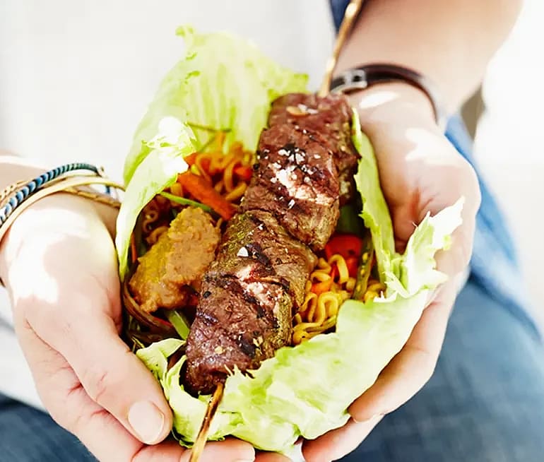 Biffspett med sataysås och nudlar