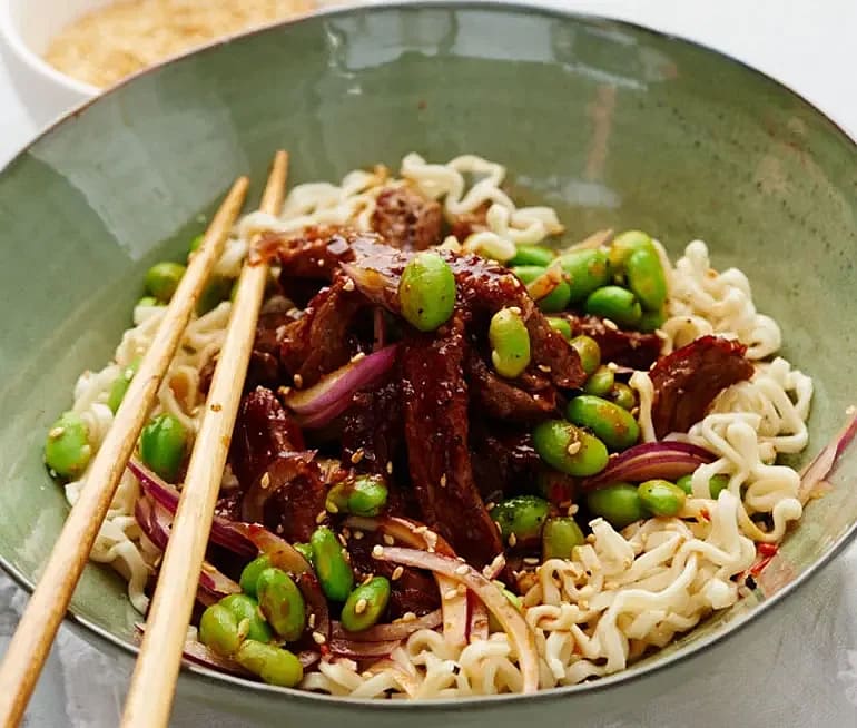 Biffteriyaki med nudlar, lime och marinerade sojabönor