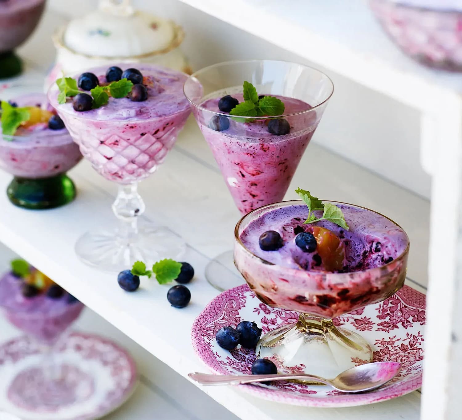 Blåbärsparfait med lemoncurd och mandelbiskvier