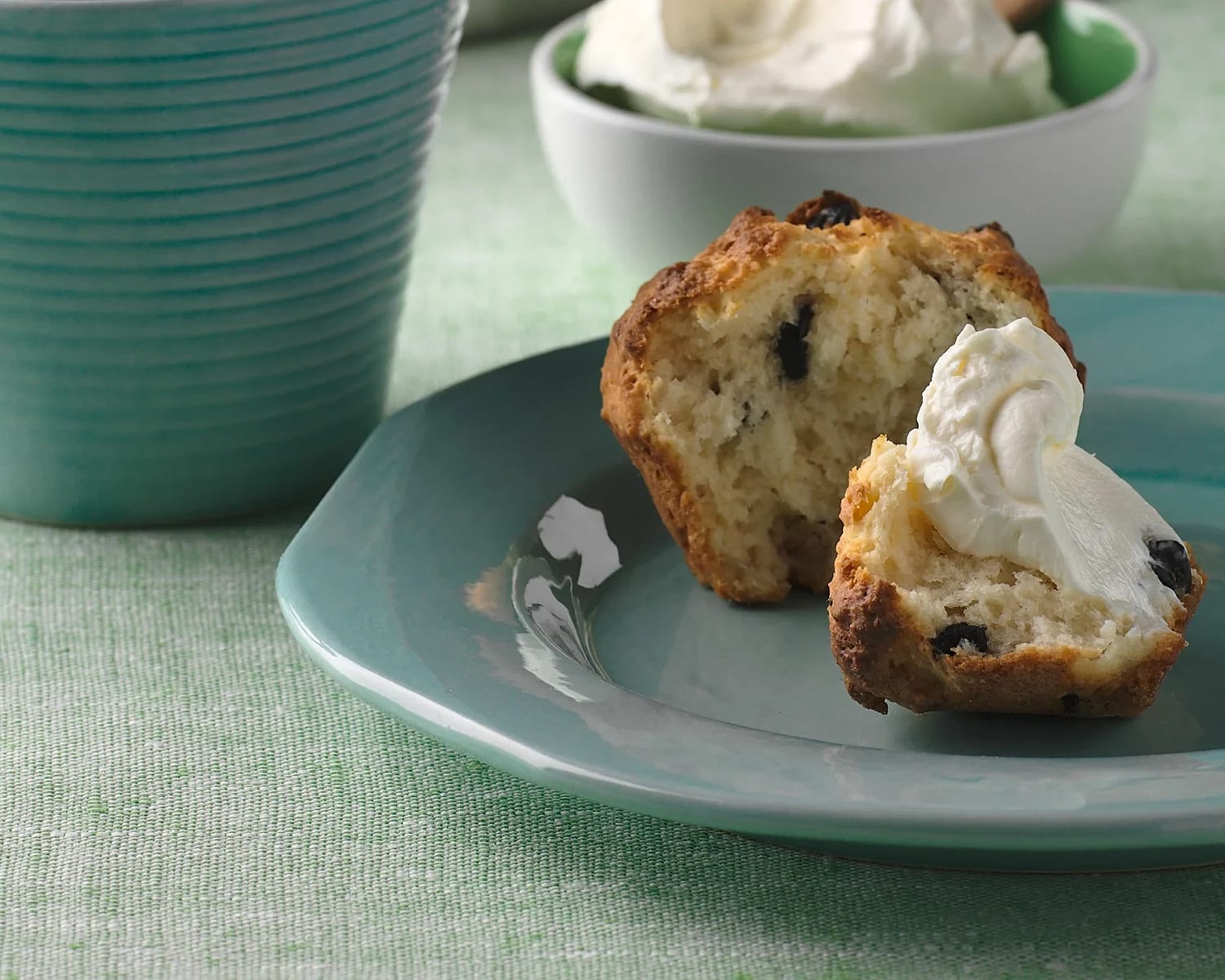 Blåbärsscones med cream-cheese
