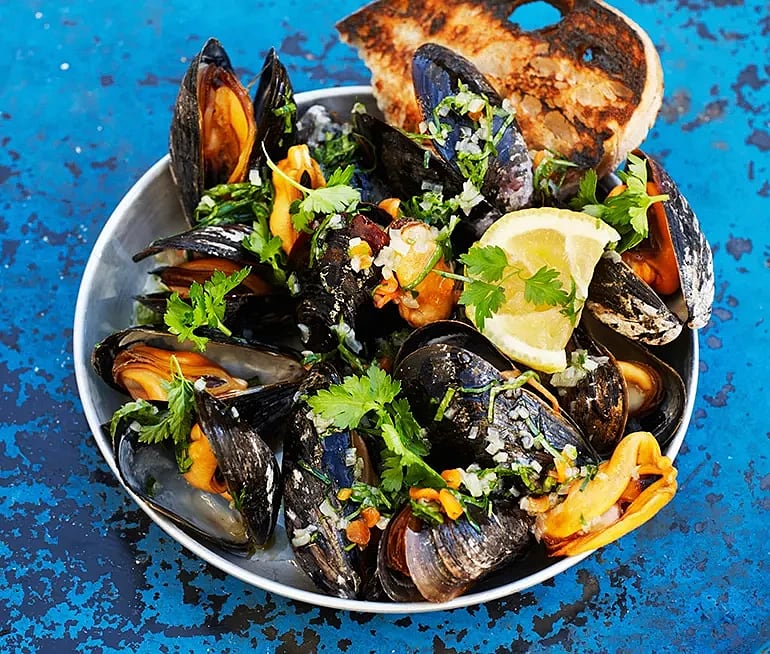 Blåmusslor med mouledressing