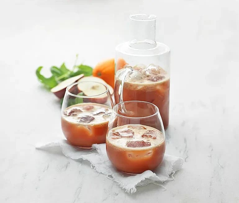 Blodapelsinjuice med äpple, palsternacka och basilika
