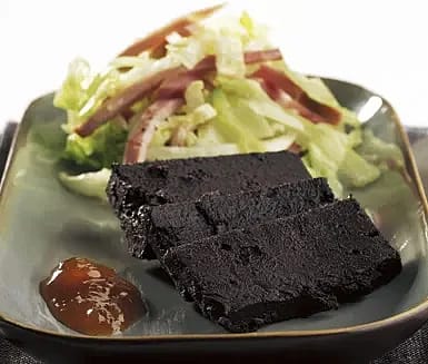 Blodpudding med skinka, sallad och chutney