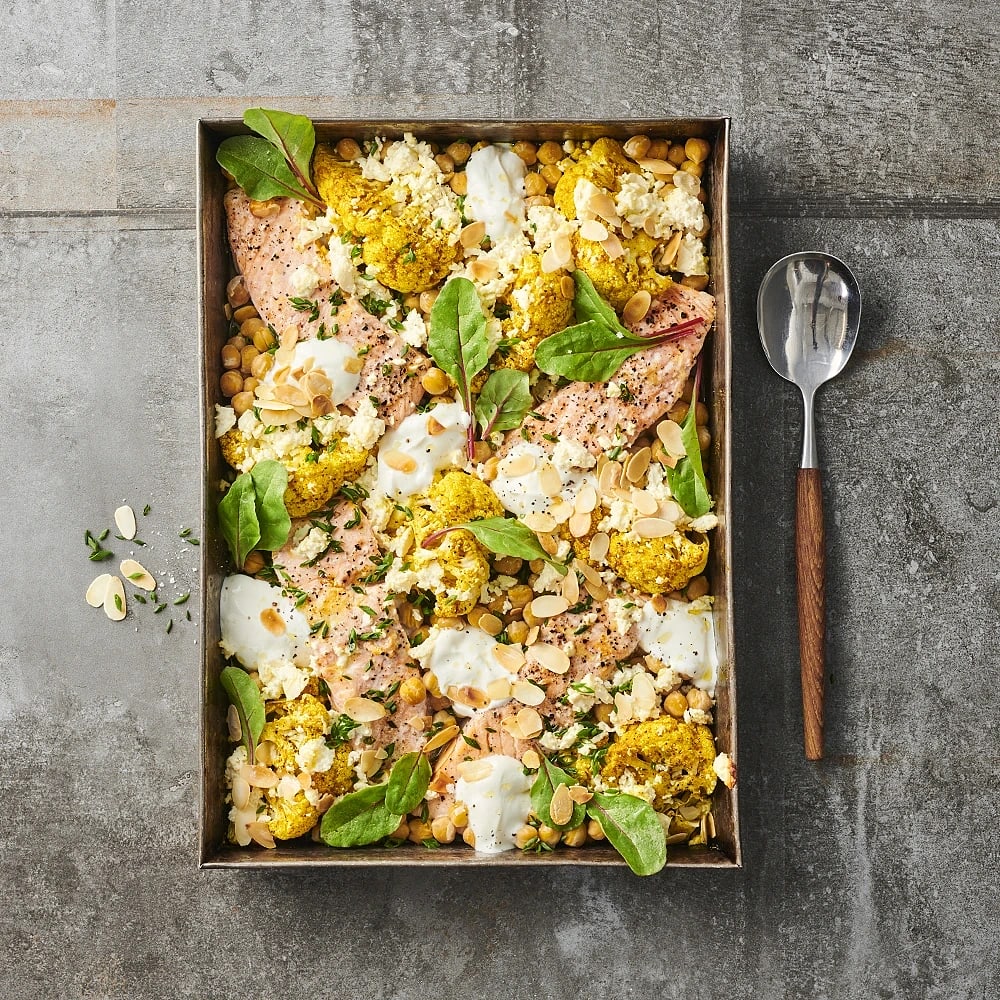 Blomkål i ugn med laxfilé, curry och smulad vitost