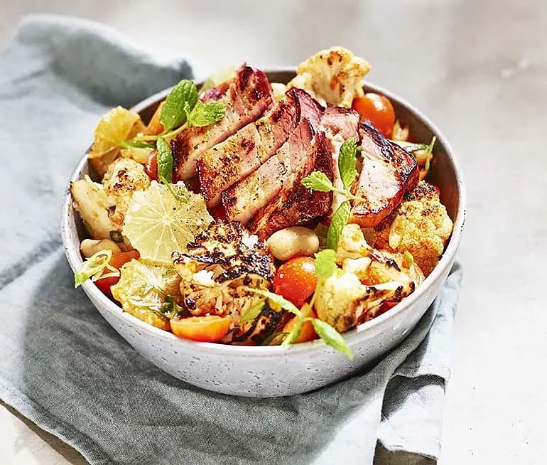 Blomkål- och myntasallad med grillat bacon