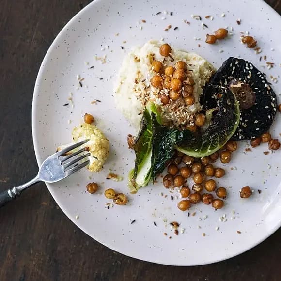Blomkålspuré med kikärtor, portabello och dukkah