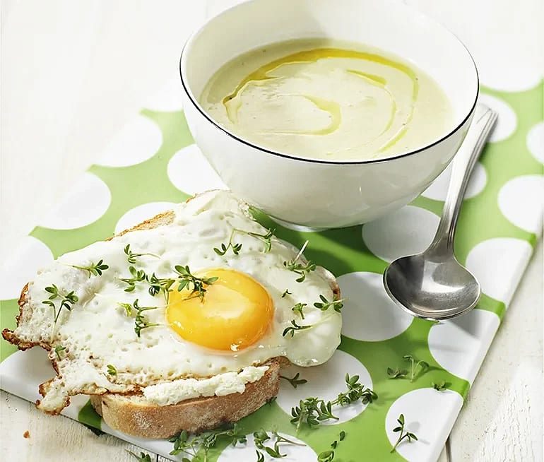 Blomkålssoppa med äggmacka och krasse