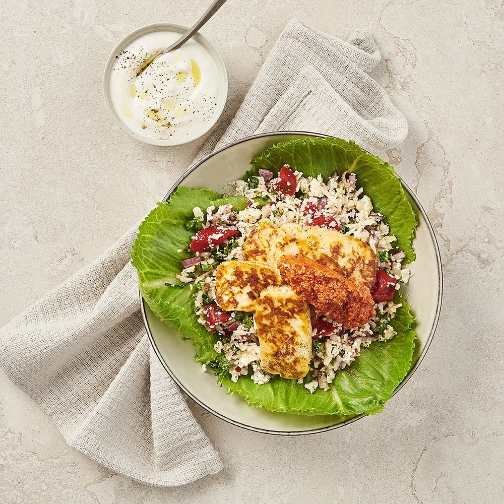 Blomkålstabbouleh med halloumi och valnötssås