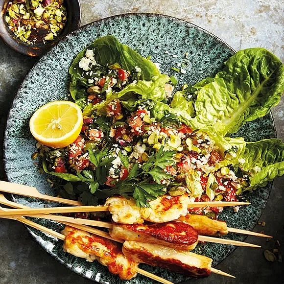 Blomkålstabbouleh med halloumispett och tomatsås